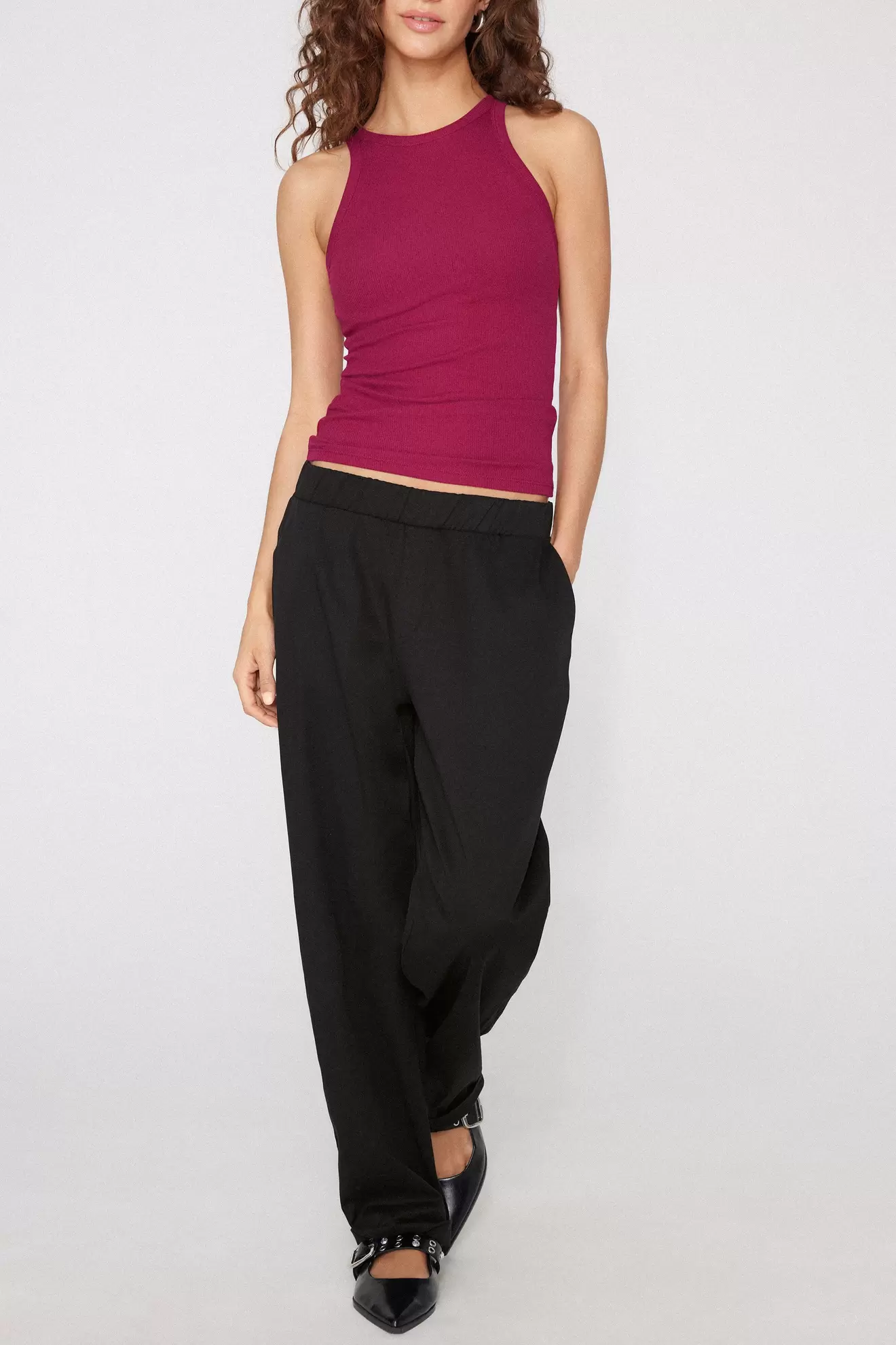 Bordás Pamut Trikó Melltartó Kosarakkal és Sportos Nyakkivágással