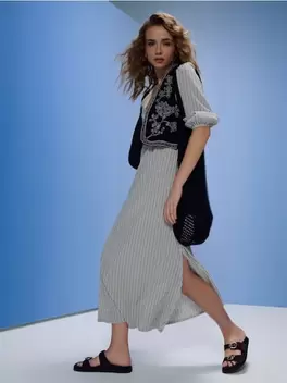 Maxi ruha függőleges csíkokkal és V-nyakkivágással