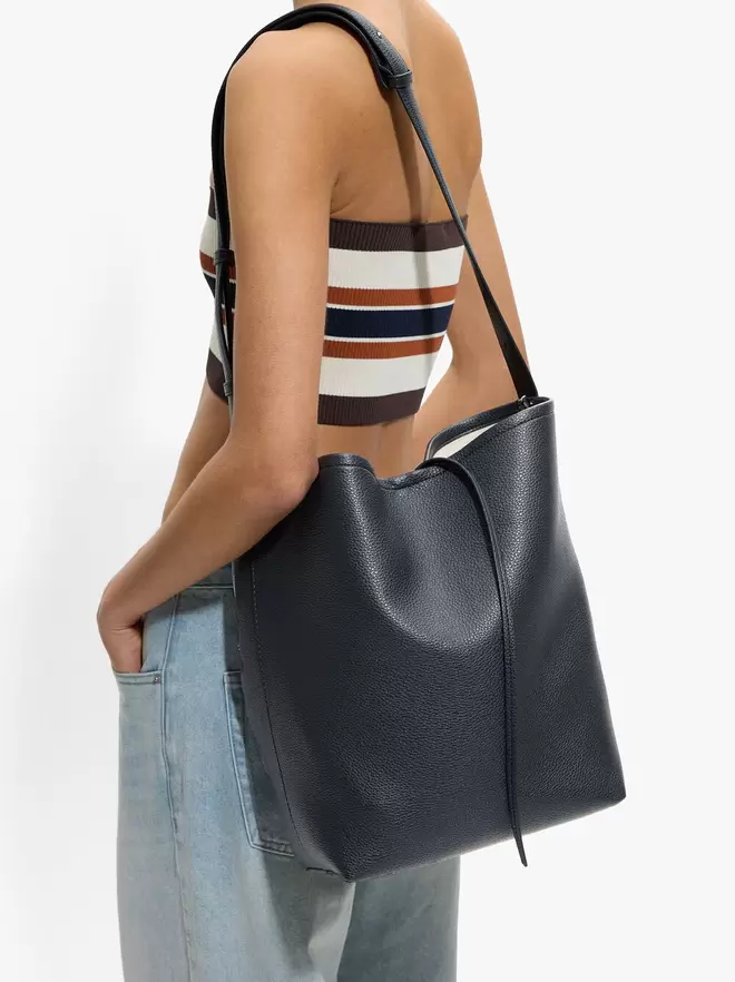 Shoulder bag with texture