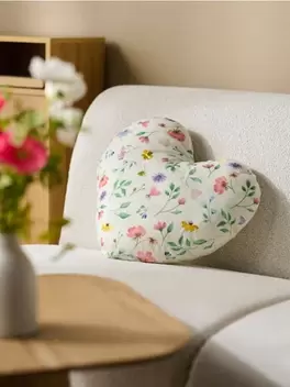 Szív alakú párna hímzett virágokkal