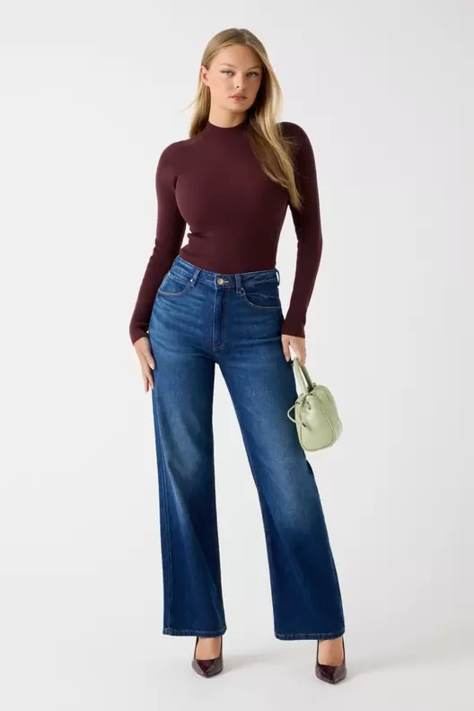 Wide-leg relaxed jeans