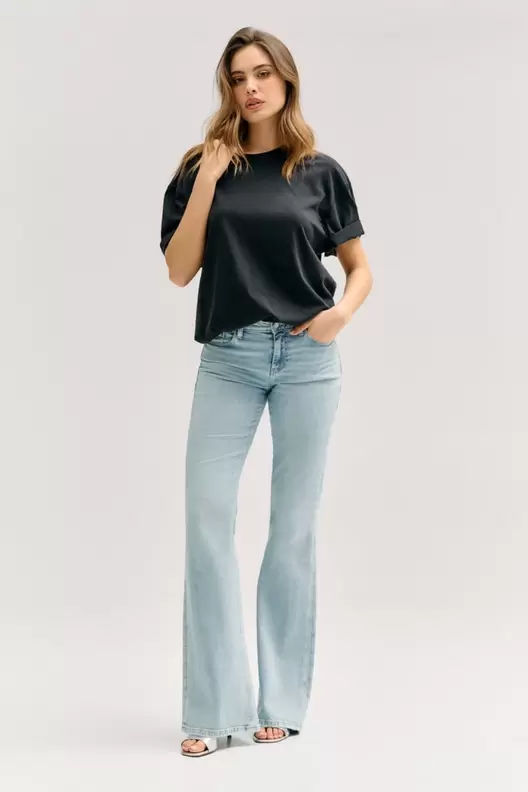 Low-rise bootcut jeans