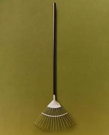 GARDEN RAKE WITH WOODEN HANDLE