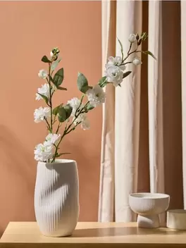 Dísznövény virágzó cseresznyeág formájában