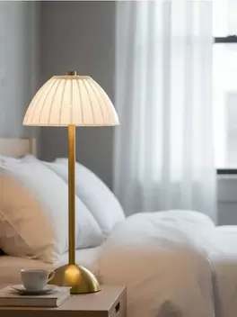 LED éjjeli lámpa bordázott búrával és aranyszínű talppal