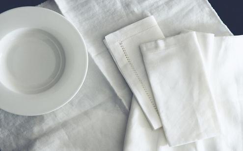 TABLECLOTH, NAPKINS AND PLATE