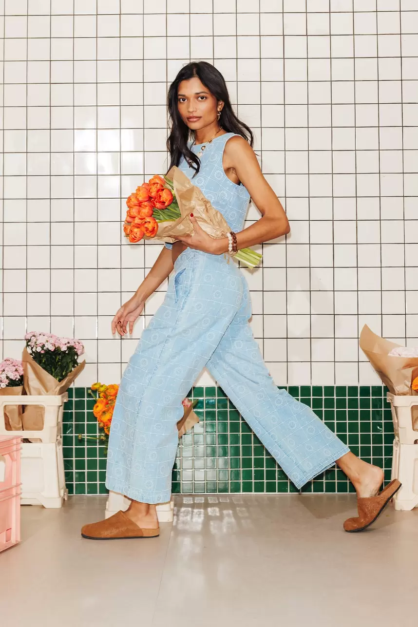 Short embroidered jeans