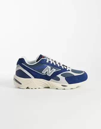 New Balance 880 trainers in navy