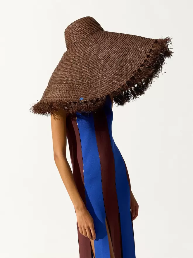 Hat with straw fringes