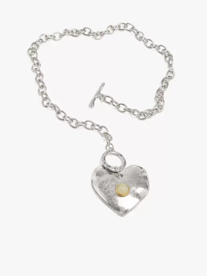 Necklace of links with heart pendant
