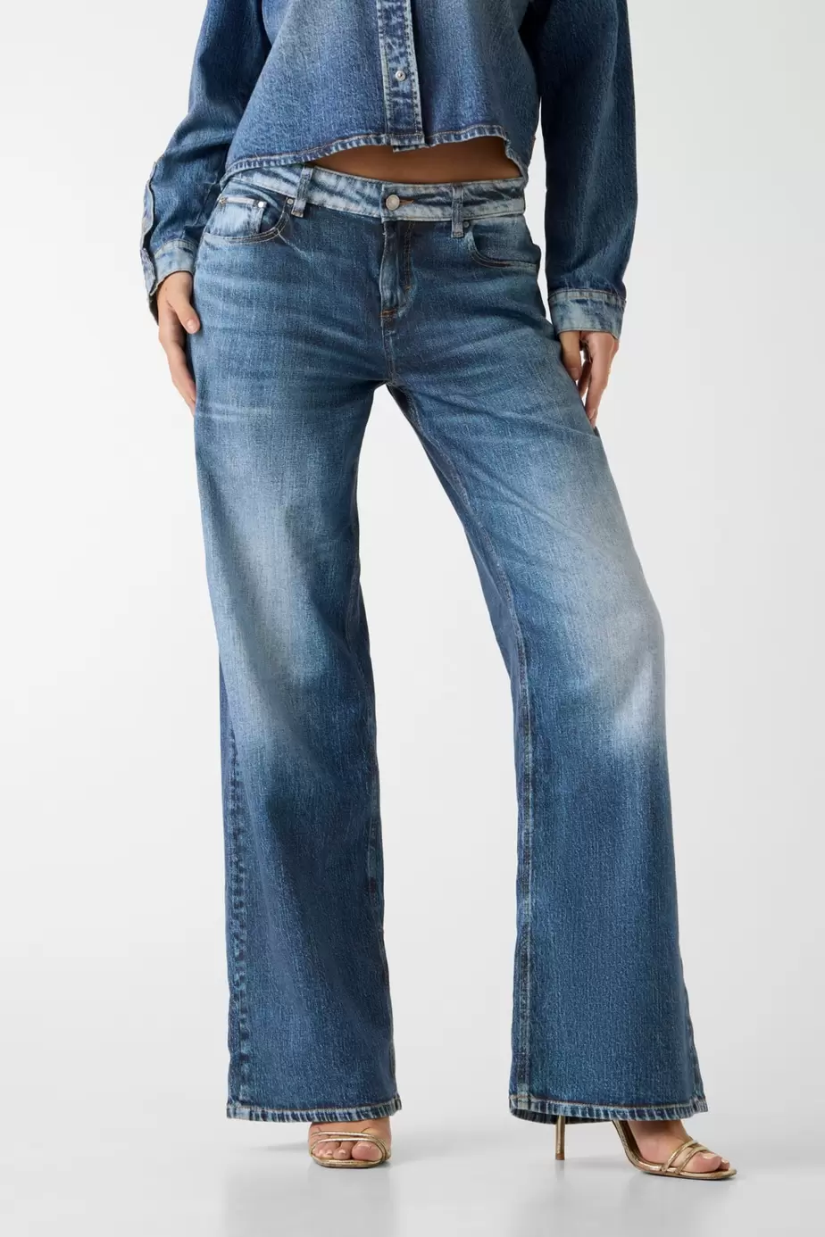 Loose-leg baggy jeans