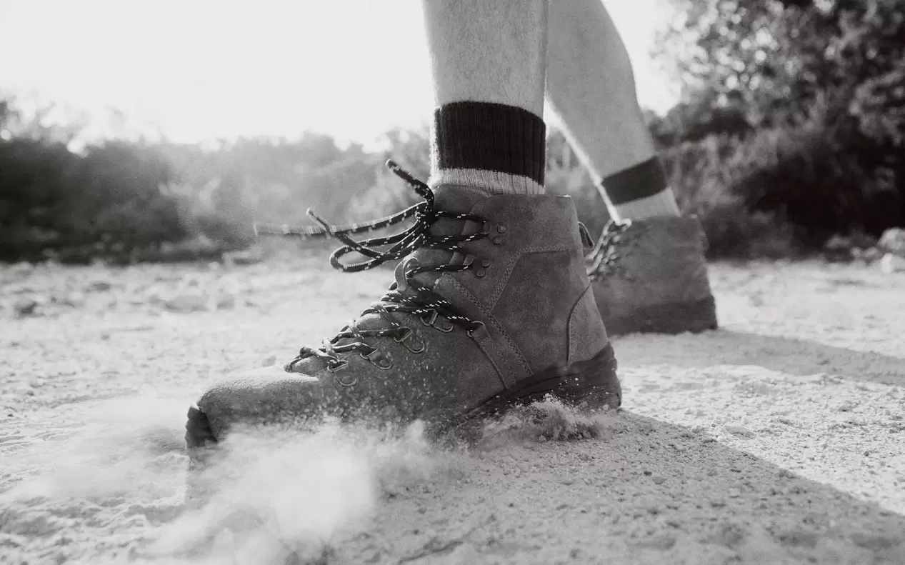 LEATHER HIKING BOOTS