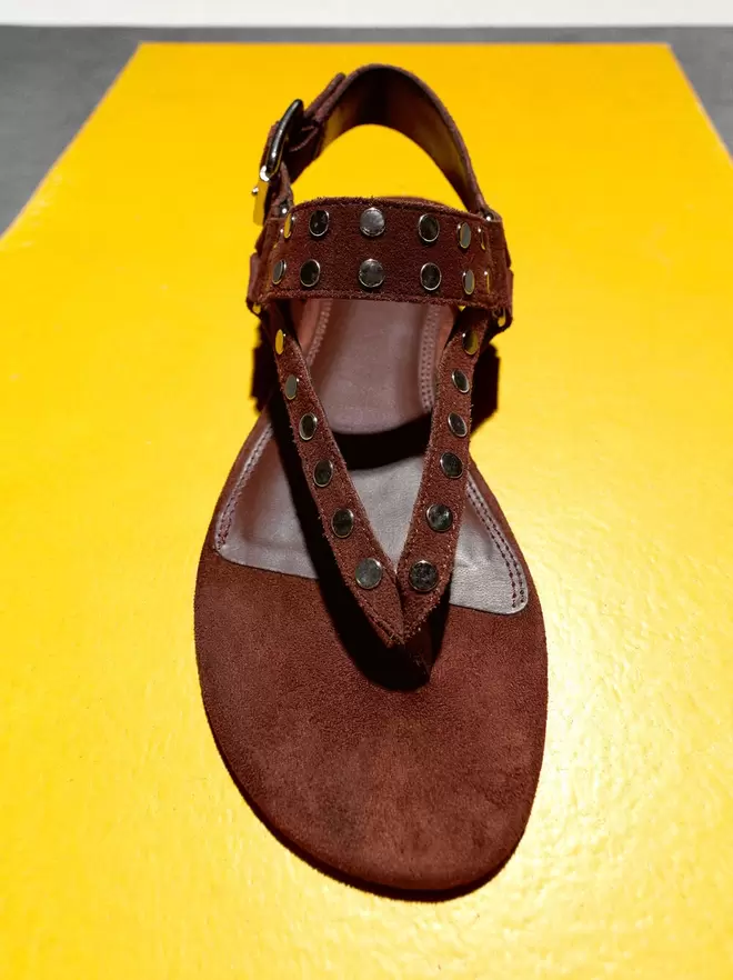 Flat leather sandals with studs