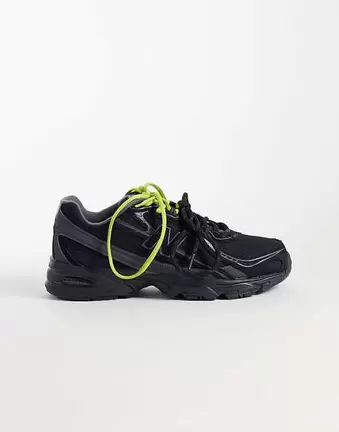 New Balance 740 trainers in black