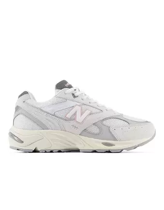 New Balance 880r trainers in reflection