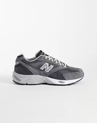 New Balance 880 trainers in grey