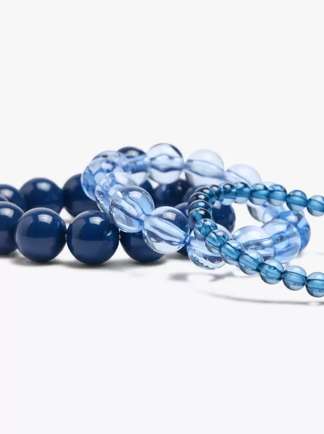 Set of gradient resin elastic bracelets