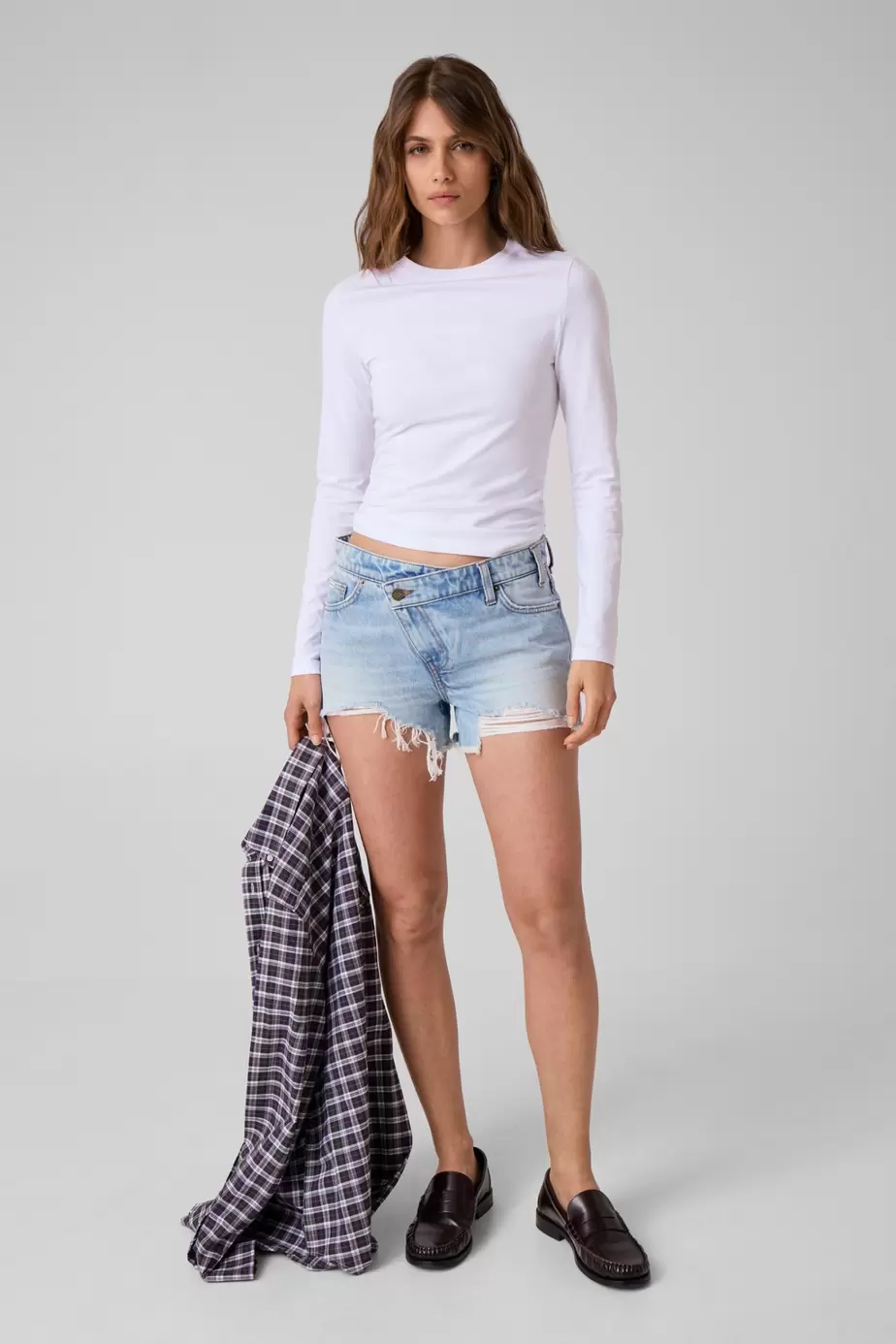 Crossed-waist denim shorts