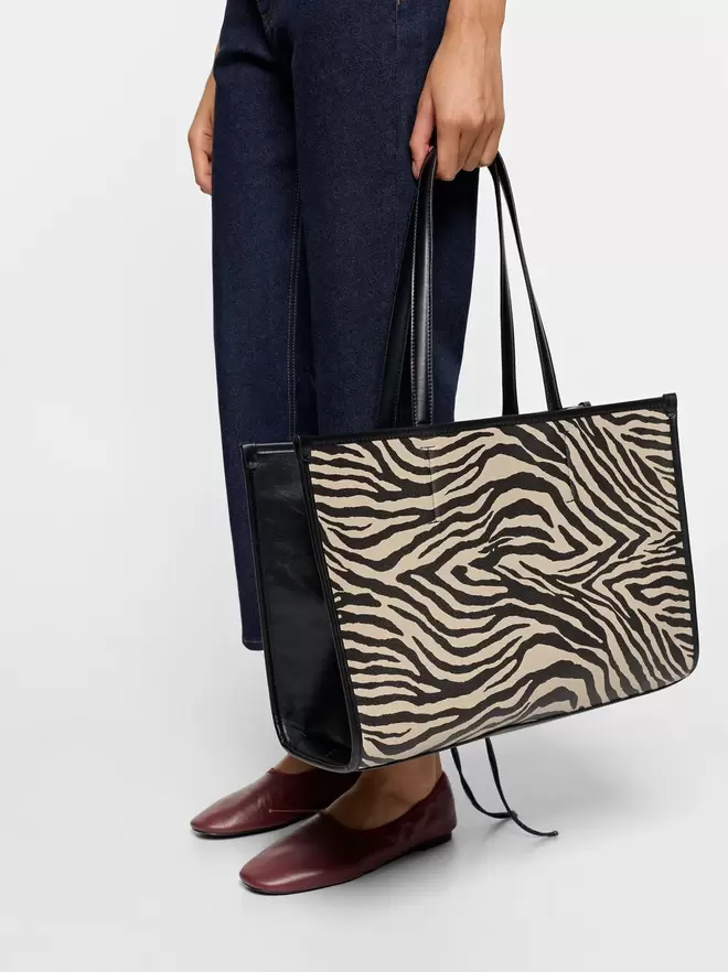 Shopper bag with animal print