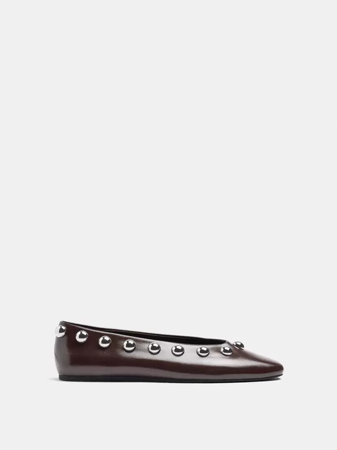 Ballet flats with spheres