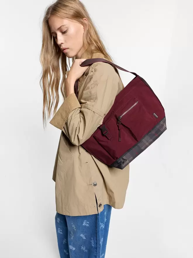 Nylon lunch bag with exterior pockets