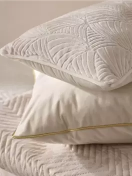 Dekoratív párna dombornyomott mintával
