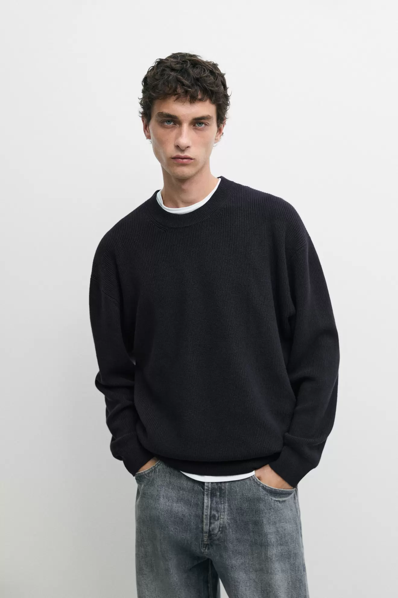 Round neck knit sweater