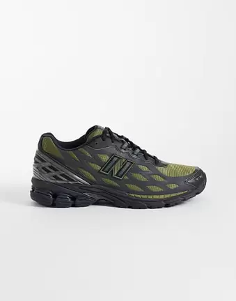 New Balance 1906 trainers in green