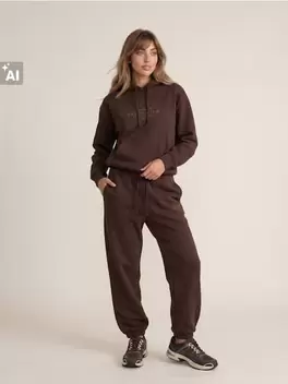Jogger melegítőnadrág hímzéssel