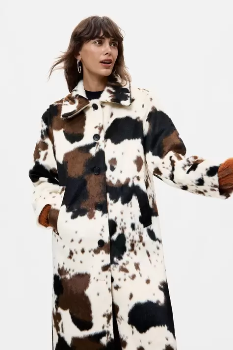 Straight coat with animal print fur