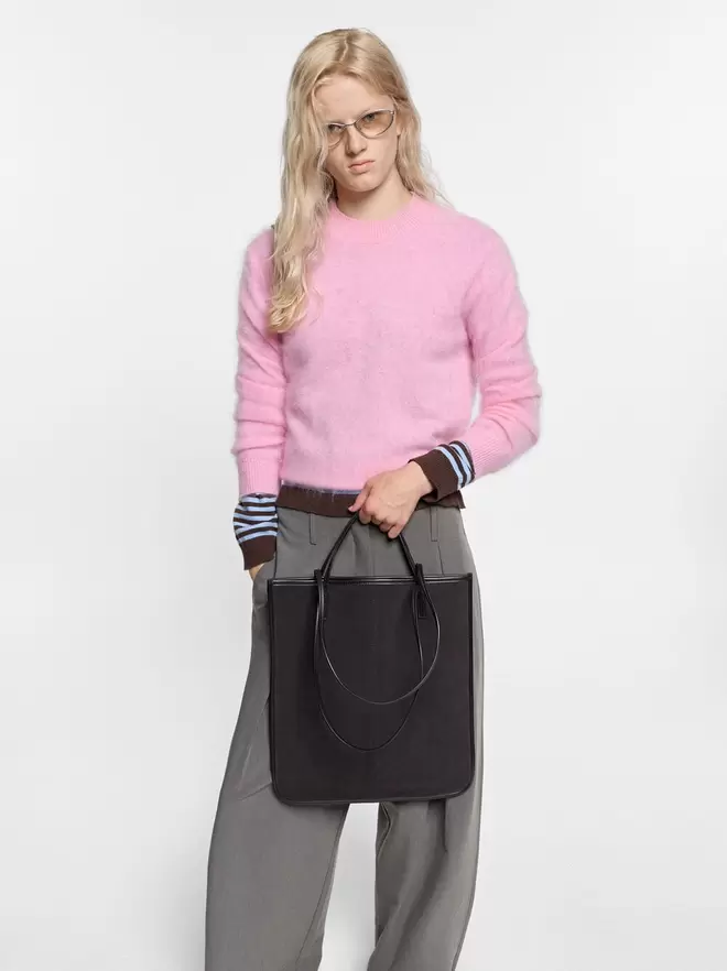 Leather shoulder bag with versatile straps