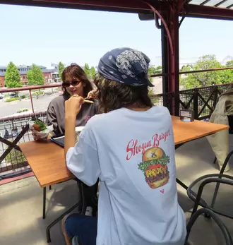 【オンラインストア・直営店限定】ROXY ShogunBurger×ROXY TEE ウィメンズ 半袖Tシャツ オーバーサイズ<2025 ROXY x Shogun Burger COLLECTION>*