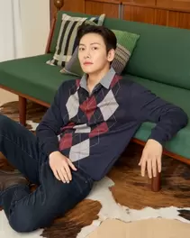 네이비 배색 아가일 하프 버튼 니트
