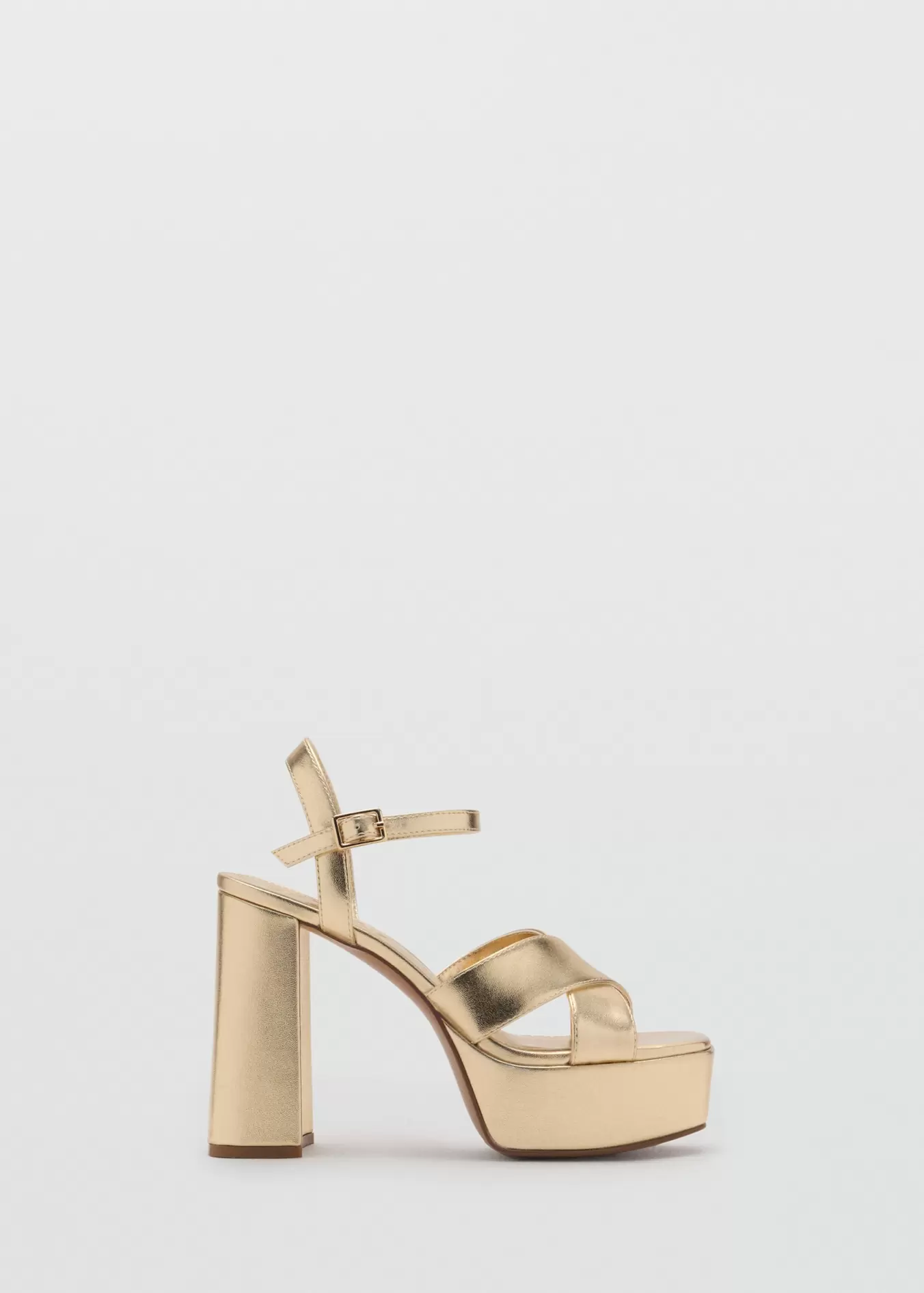 Sandal med metallfargede remmer
