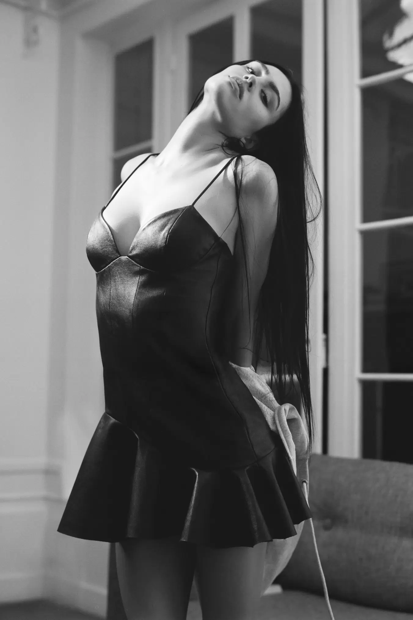 KORT KJOLE MED SKINN-EFFEKT OG VOLANG