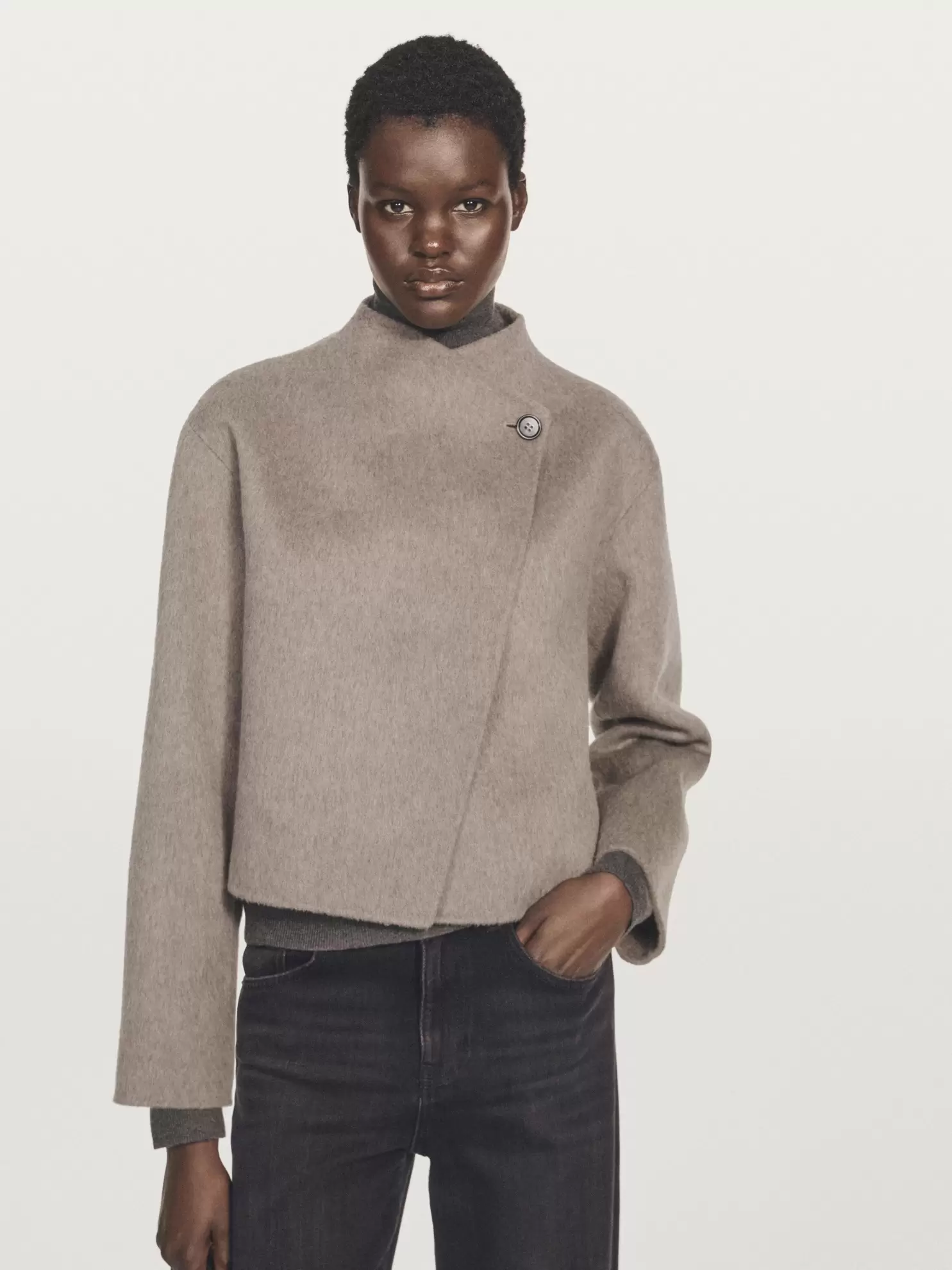 Kort jakke med børstet finish          2.800,00 NOK      Dobbelspent frakk i ullblanding og med smokingkrage          3.000,00 NOK      Kort jakke i ullblanding          2.500,00 NOK      Kort, dobbeltspent jakke i ullblanding          2.500,00 NOK