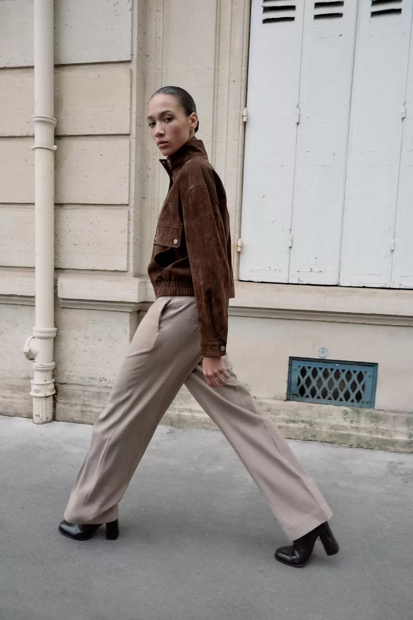 RETTE BUKSER MED MIDJE