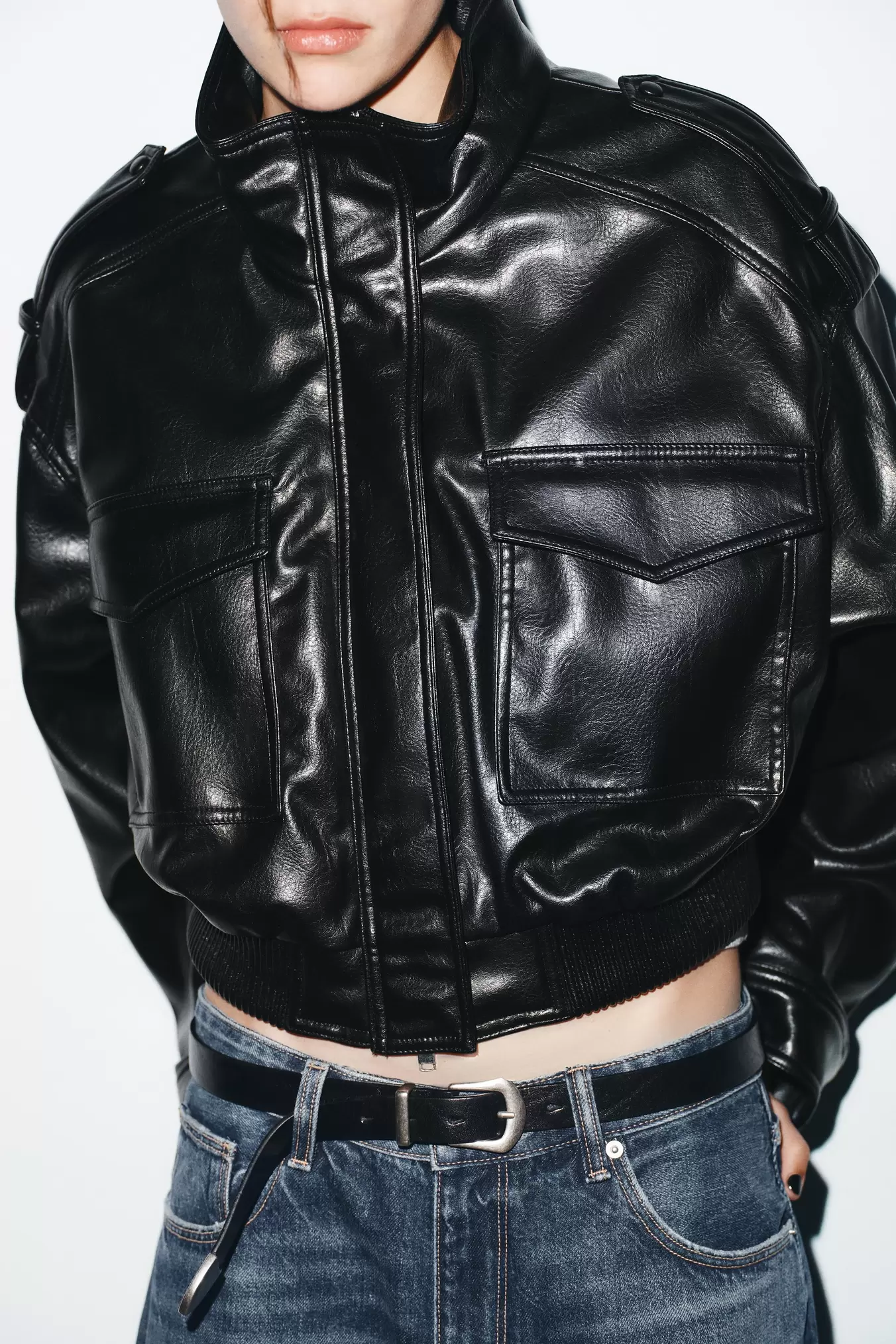 JAKKE I IMITERT SKINN MED STROPPER