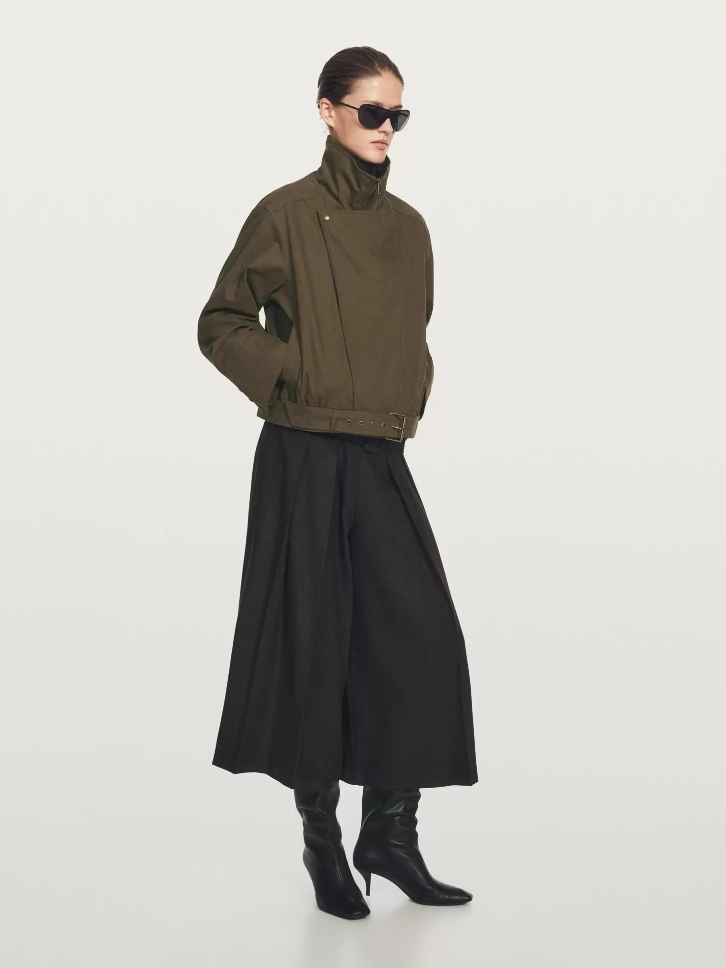 Jakke i bomullsblanding og med beltedetalj          2.000,00 NOK      Kort, vannavstøtende boblejakke  +1          1.400,00 NOK      Kort, vannavstøtende boblejakke  +1          1.400,00 NOK      Vannavstøtende bomberjakke med hette          1.400,00 NOK 