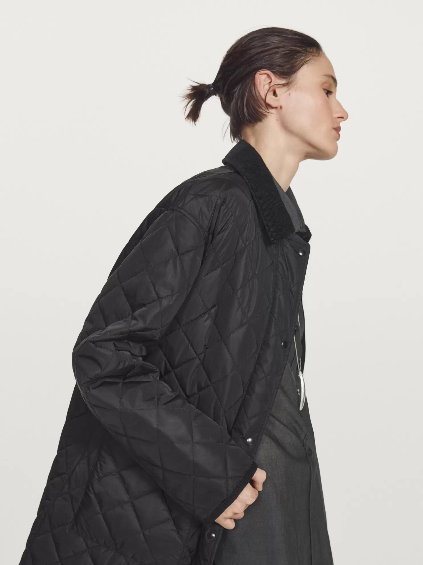 Lett, vannavstøtende boblejakke          1.600,00 NOK  Vokset parkasjakke med fløyelsdetalj          2.500,00 NOK      Kort jakke med fløyelskragedetalj          1.600,00 NOK  Lang, vokset parkasjakke med kordfløyeldetalj          2.800,00 NOK