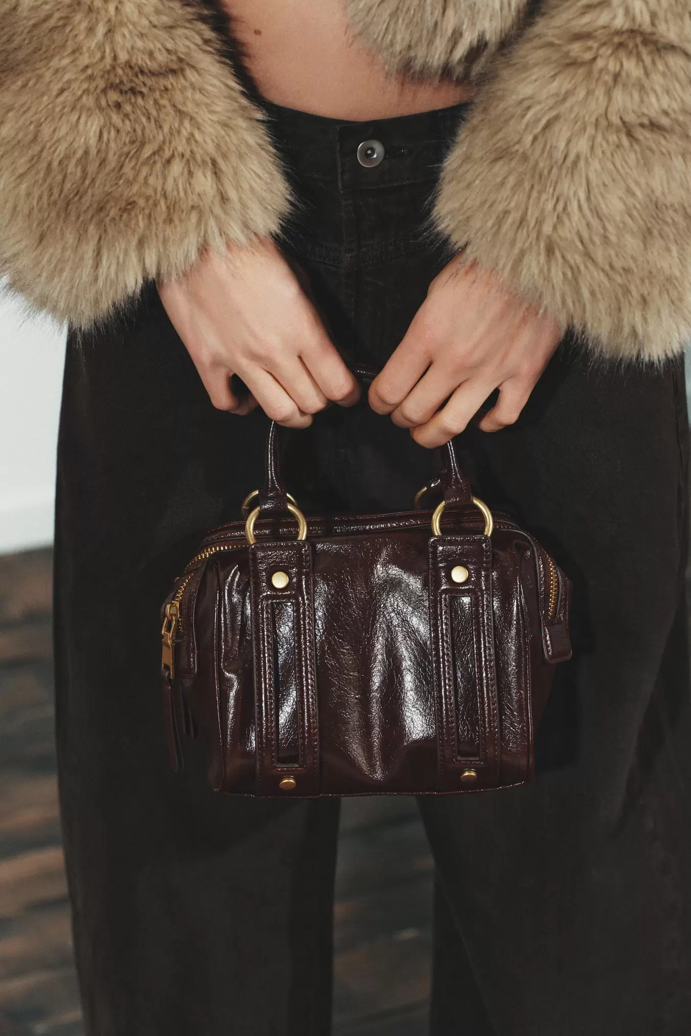 HÅNDVESKE MED METALLDETALJER