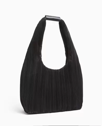 Sac en tissu plissé porté épaule