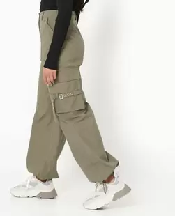 Pantalon cargo avec poches et sangles