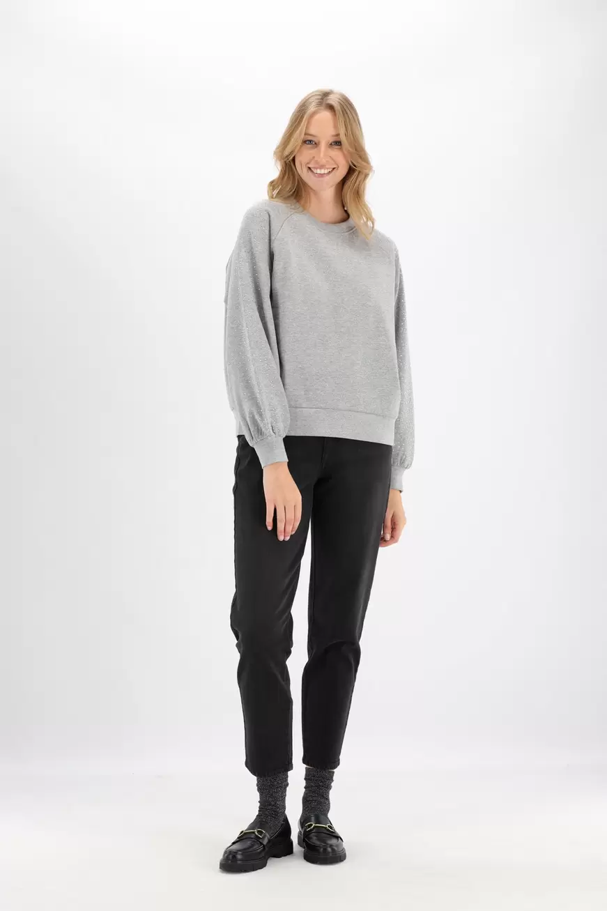 Lichtgrijze sweater met strass op mouwen