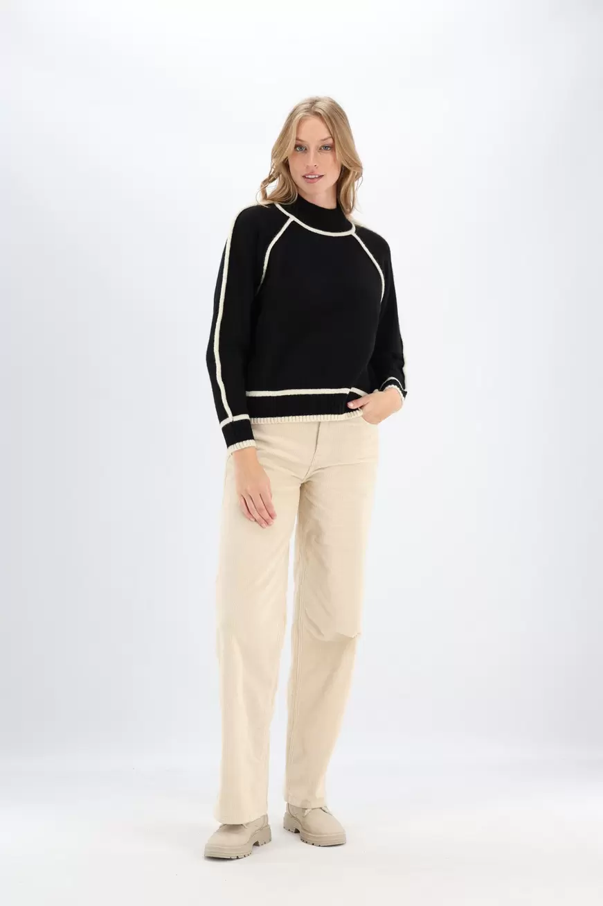 Zwarte trui met mock neck en ecru afwerkingen