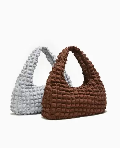 Sac forme lune en tissu reliéfé