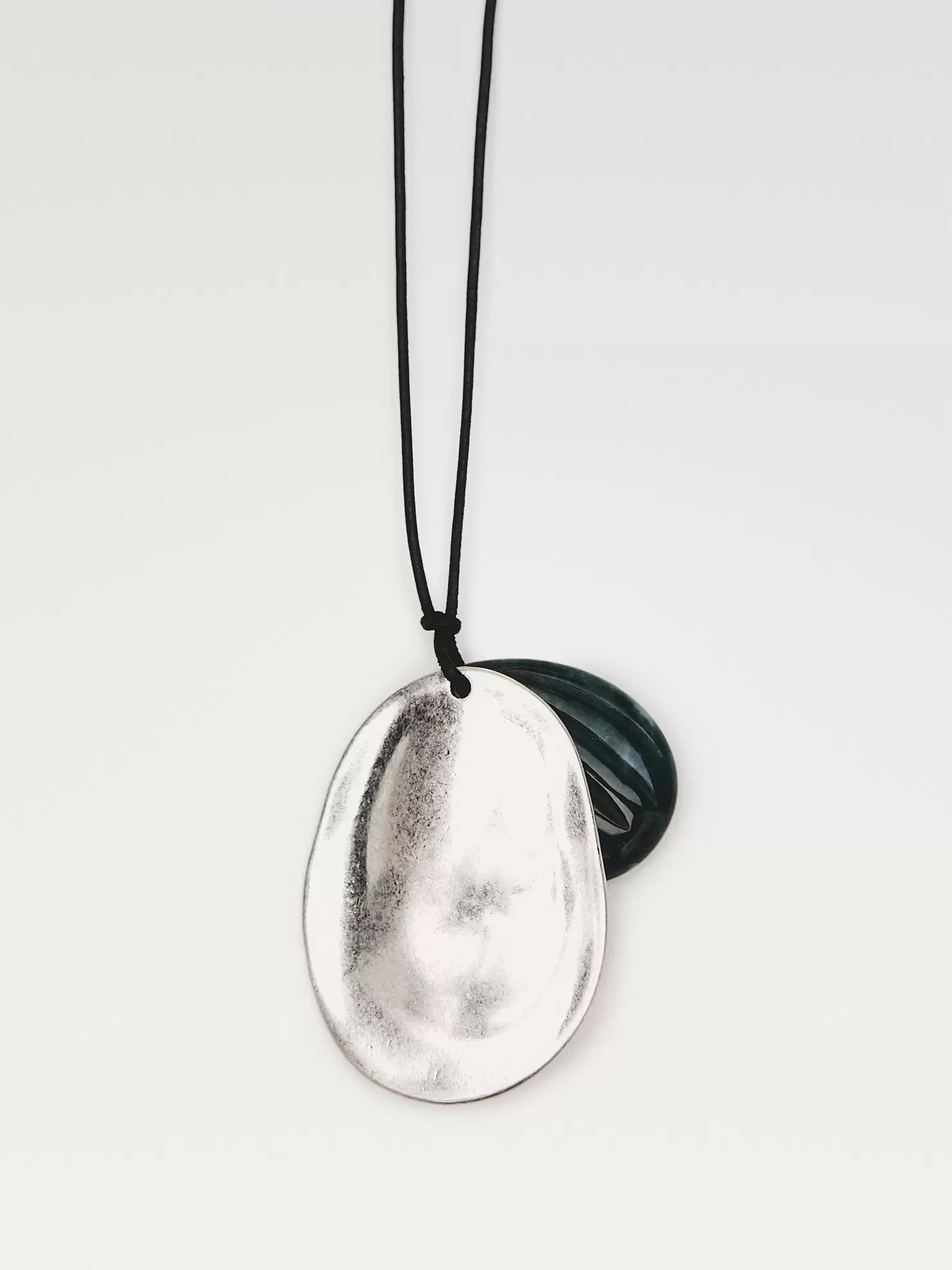 Collier pièce métallique ovale