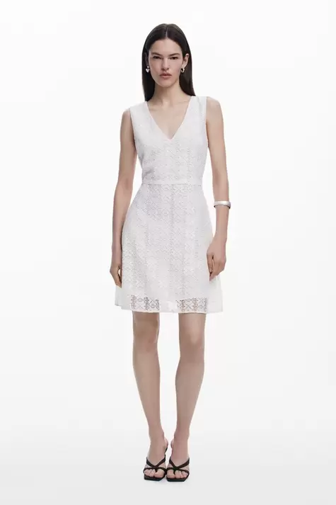 Robe en dentelle sans manches