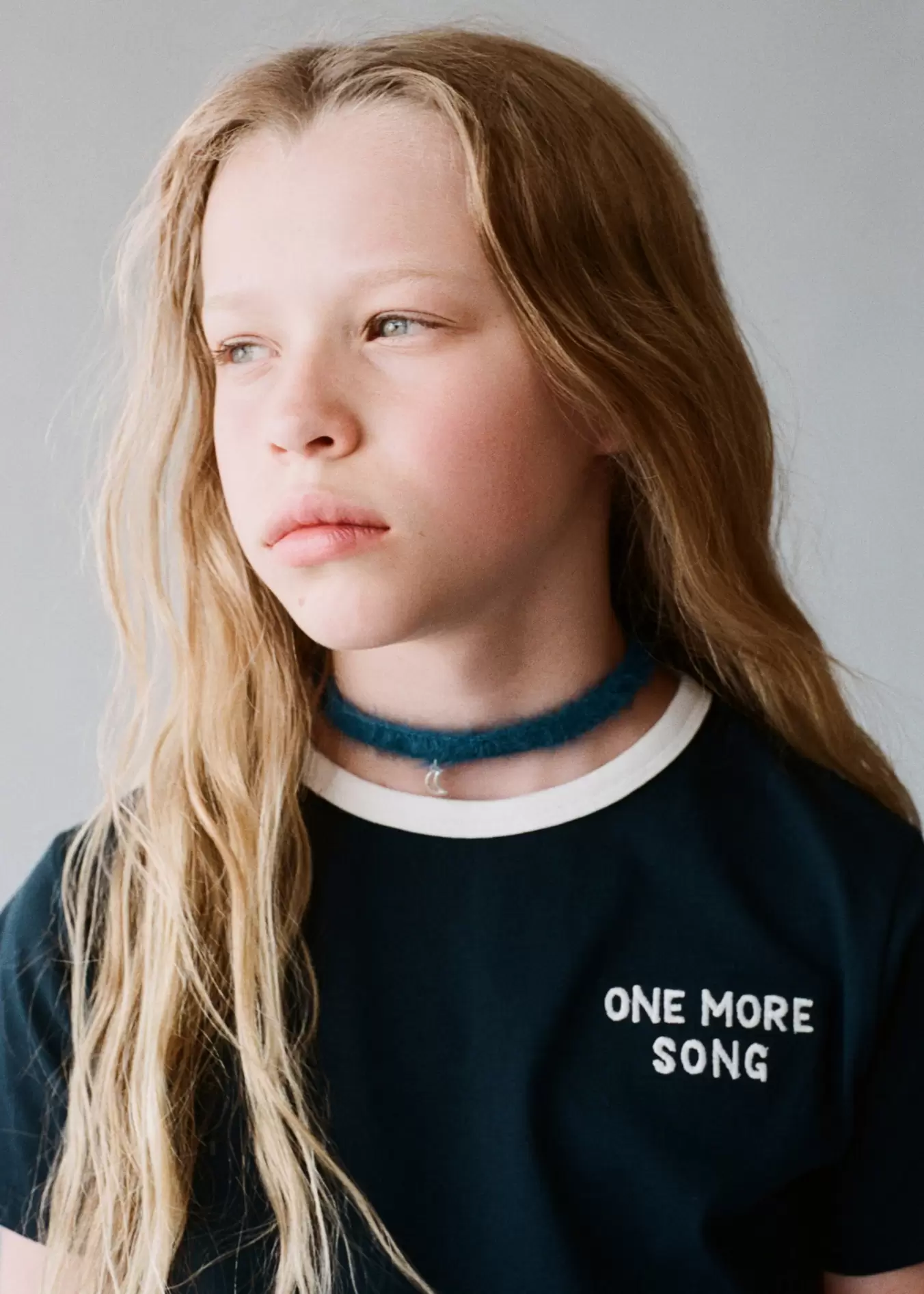 T-shirt brodé avec col contrastant