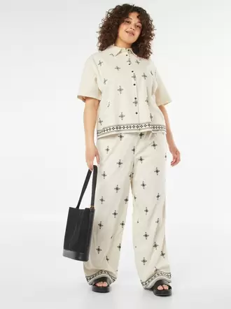 Pantalon large 3/4 brodé